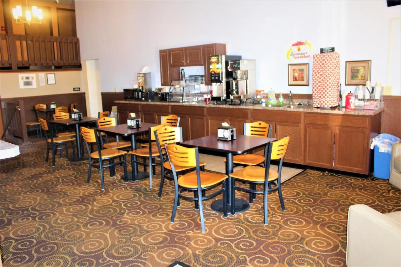 Hotel Super 8 By Wyndham Burlington Extérieur photo