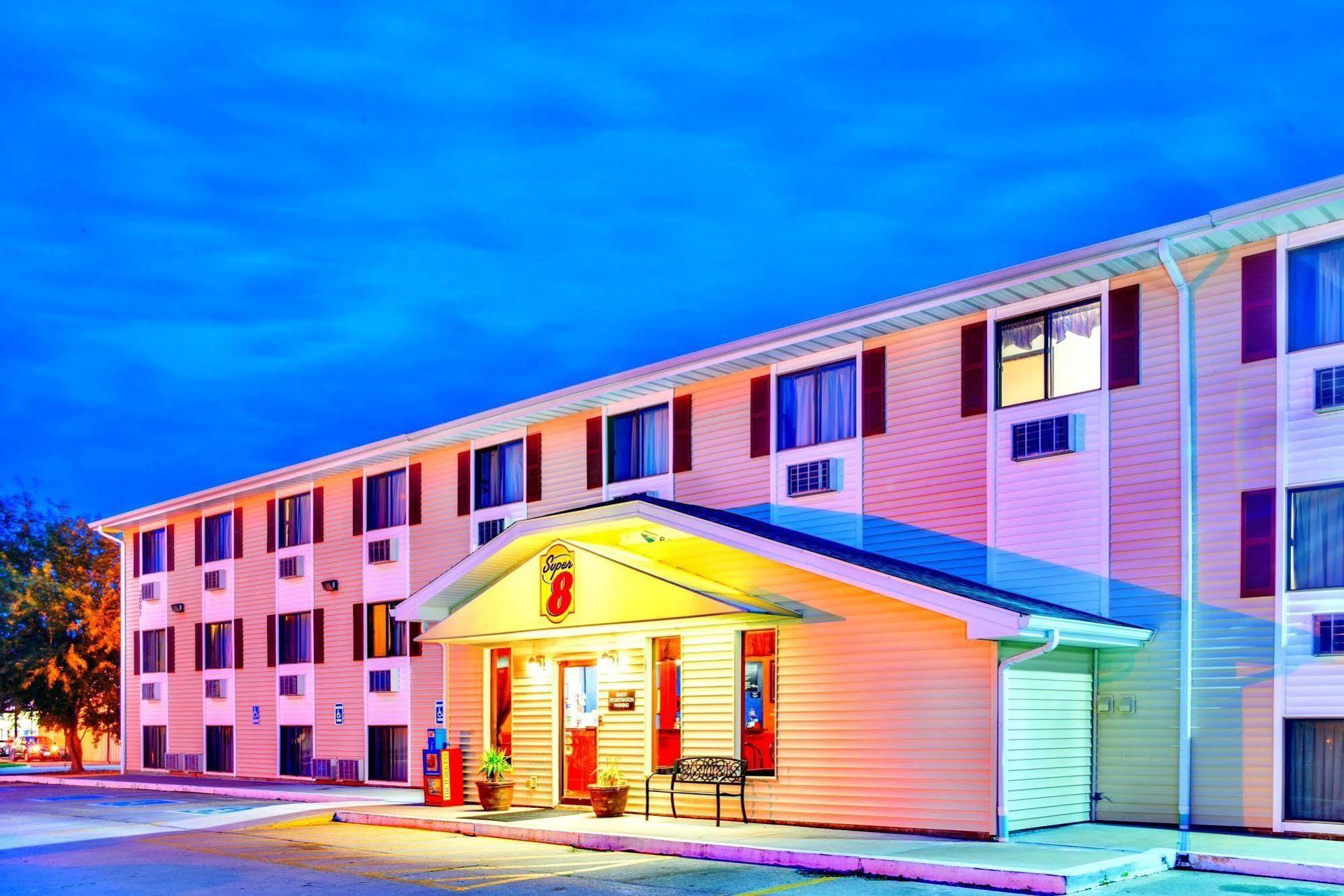 Hotel Super 8 By Wyndham Burlington Extérieur photo