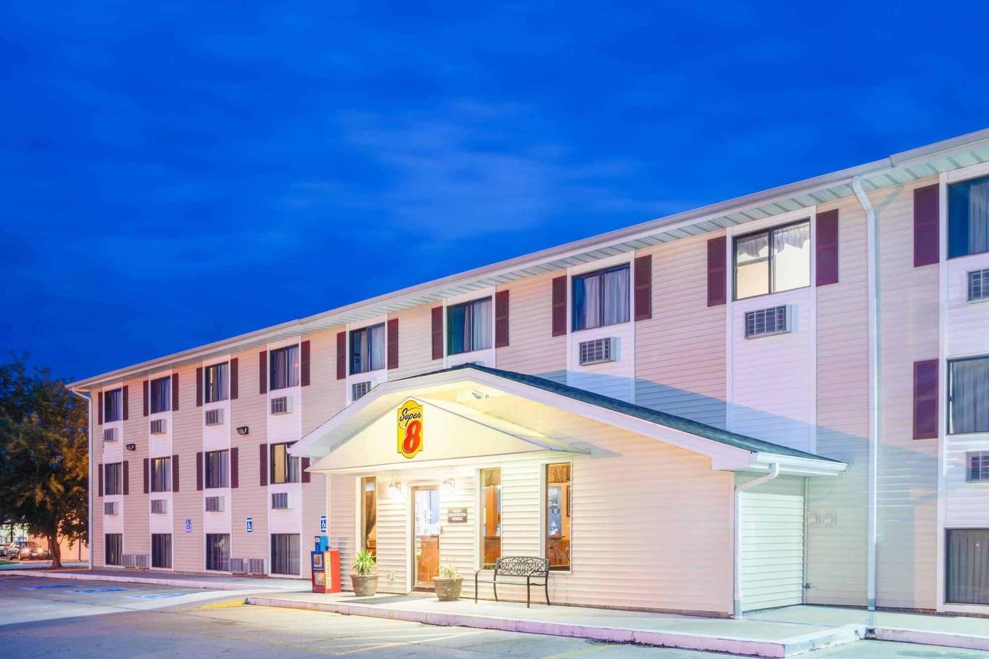 Hotel Super 8 By Wyndham Burlington Extérieur photo